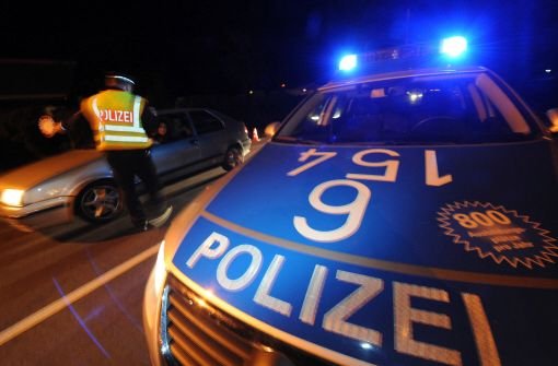 Blaulicht aus der Region Stuttgart: 6. Dezember: Polizeistreife kracht in Raserin - Stuttgarter Zeitung