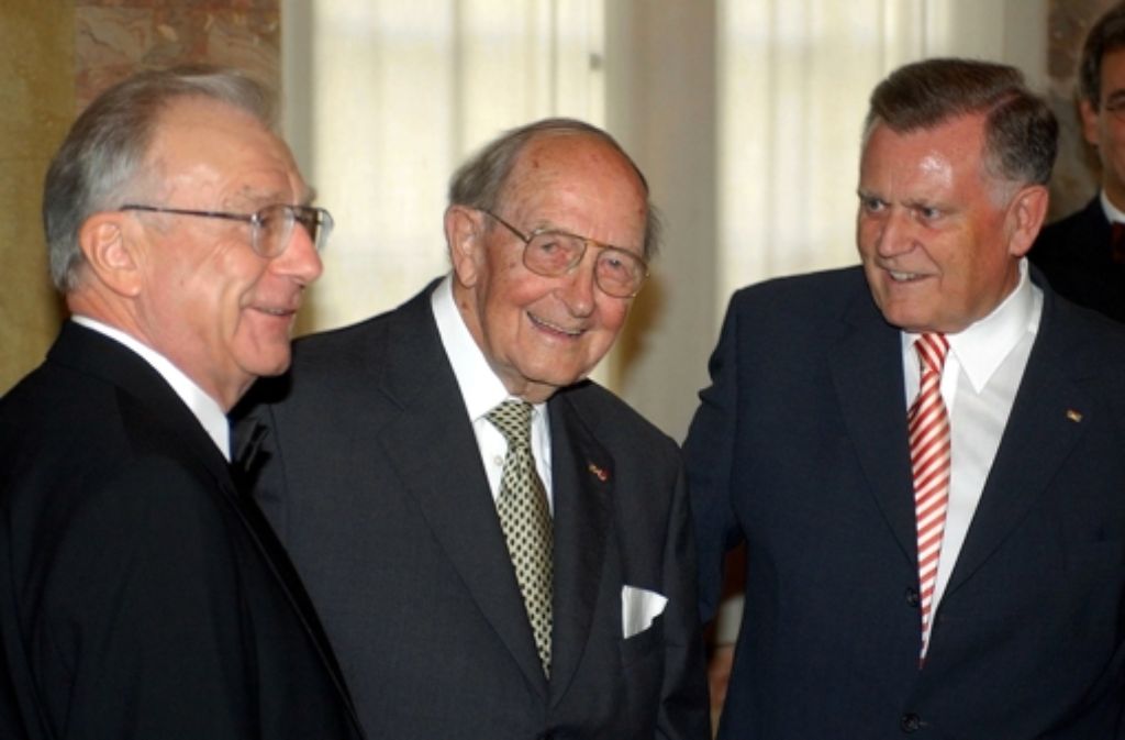1978 bis 1980: Neben der Tätigkeit im Ulmer Stadtrat arbeitet Schuster als Referent im baden-württembergischen Staatsministerium – unter den Ministerpräsidenten Hans Filbinger (Mitte) und Lothar Späth (links), beide CDU.