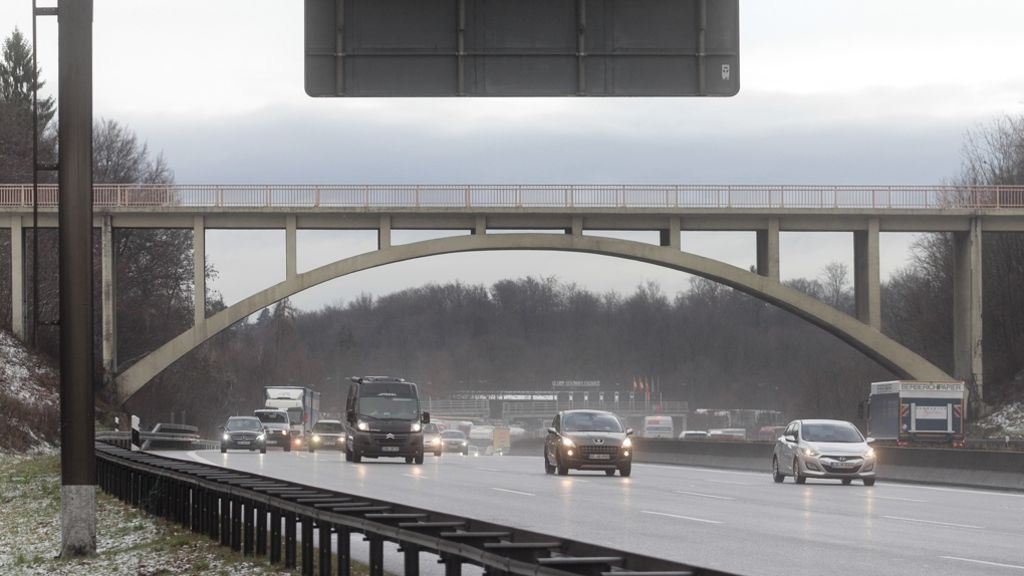 Vorboten einer neuen Brücke: Autobahn A 8 bei Stuttgart voll gesperrt