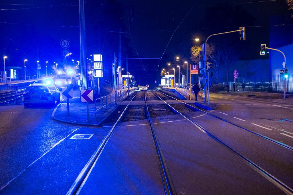 Bei einem spektakulären Autounfall am Freitagabend im Stuttgarter Osten, ist ein 21-Jähriger mit seinem BMW im Gleisbett der Straßenbahn gelandet.
