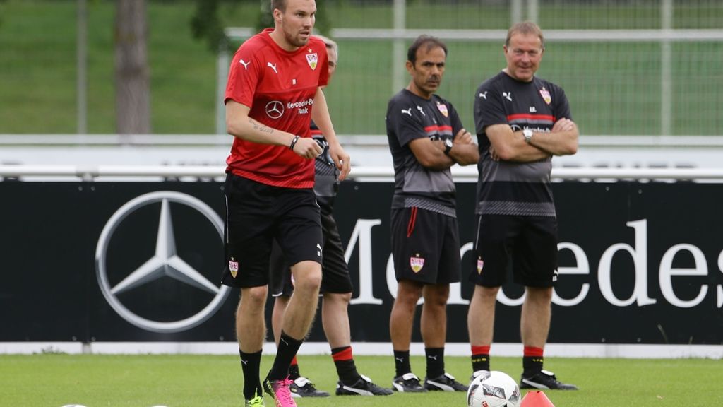 Training beim VfB Stuttgart: Wenn Trainer Luhukay ganz genau hinsieht