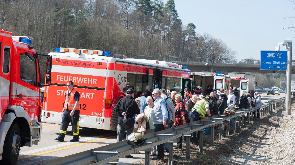 Autobahn 8: 19 Verletzte bei Unfall mit Reisebus am Kreuz Stuttgart