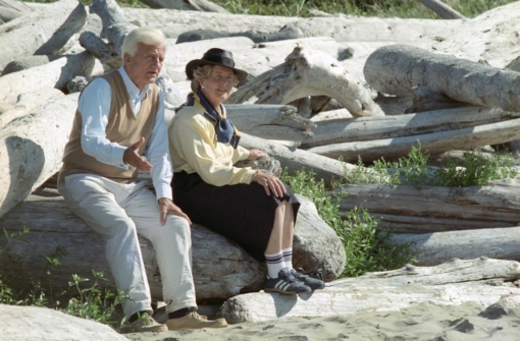 Am Strand von Vancouver Island sitzen Richard und Marianne von Weizsäcker im Jahr 1990.