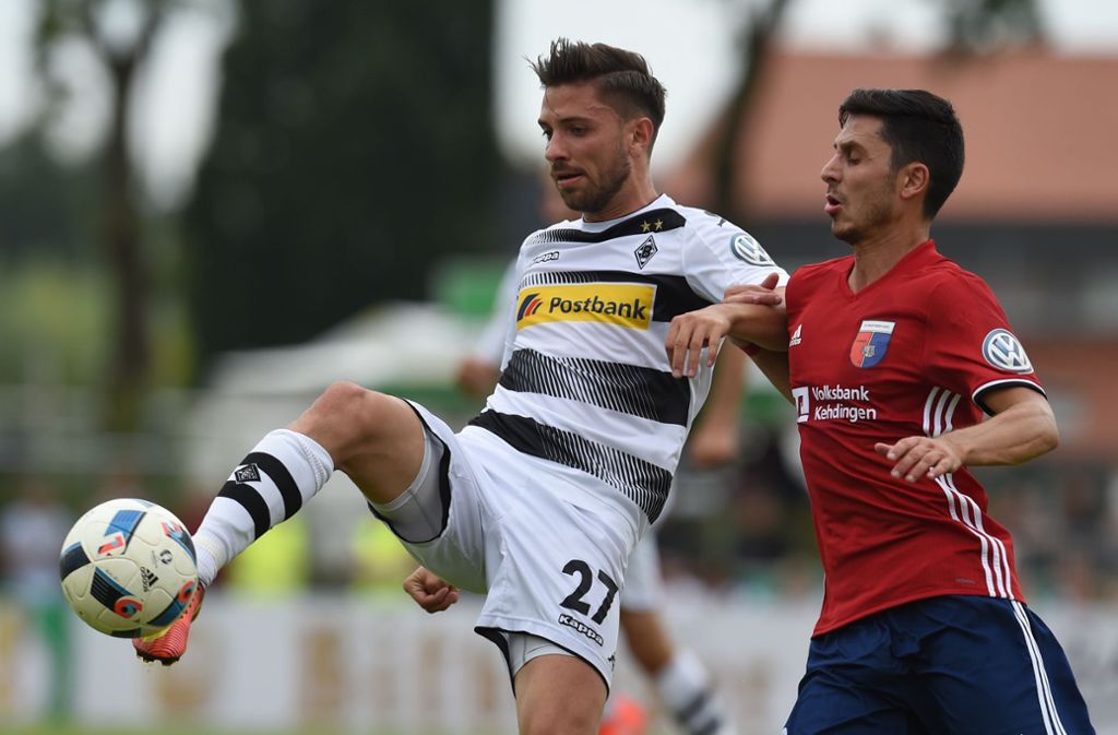 Wo geht’s hier nach Drochtersen/Assel? Borussia Mönchengladbachs Julian Korb müsste es wissen – er machte 2016 im Pokal schon einmal Bekanntschaft mit dem Regionalligisten aus dem niedersächsischen Landkreis Stade.