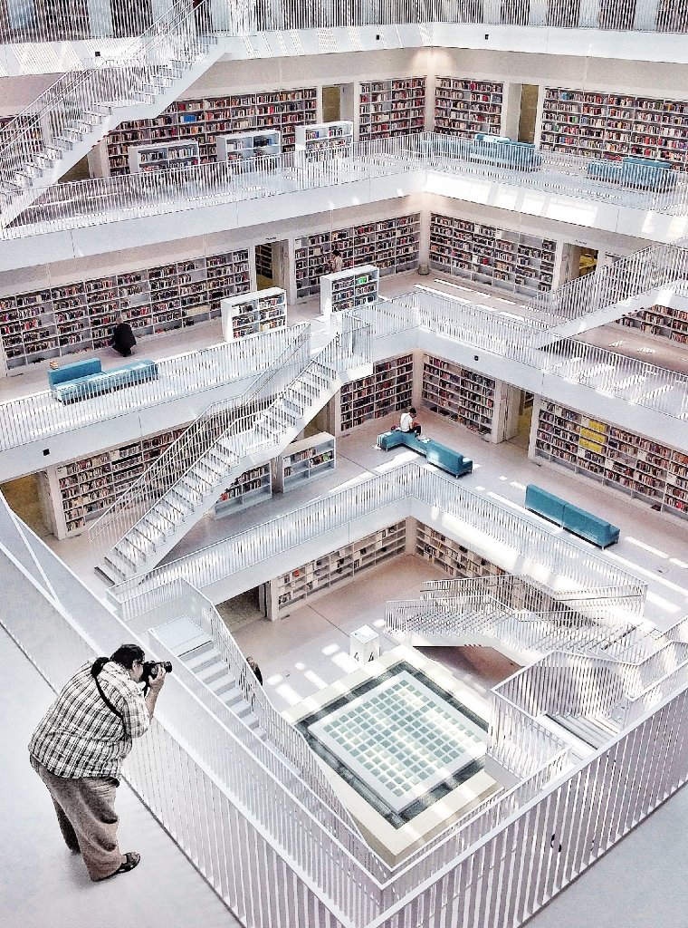 Library Stuttgart: Lesesaal mit wunderbarem Deckenlicht der Architectur von Eun Young Yi. Kontrastierende Figur zur puristischen Formensprache des Lesesaals.