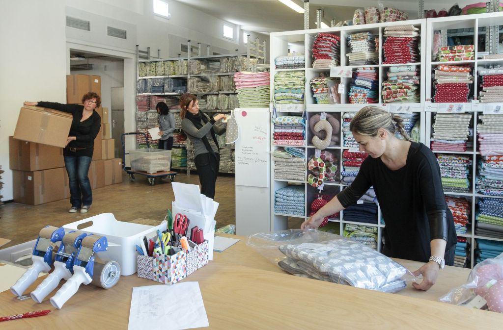 Auch beim Verpacken und Versenden helfen die Chefs mit. Links schleppt Johanna Priebe gerade einen großen Karton an.