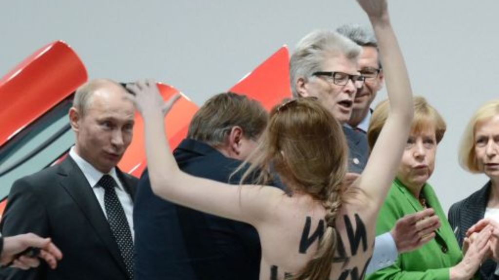 Fuck dictator: Nackte Brüste zur Eröffnung der Hannover Messe