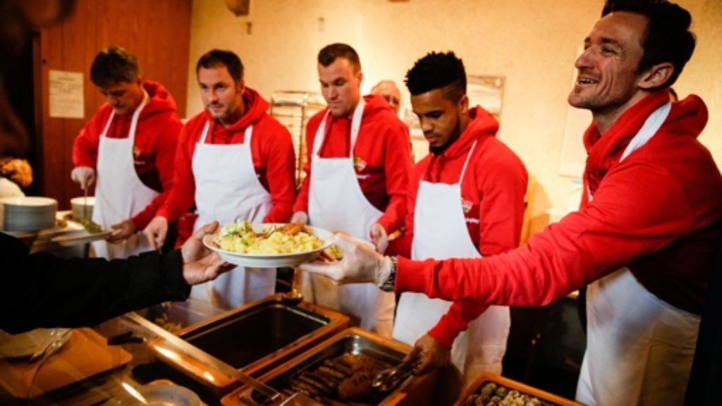 Vesperkirche Stuttgart: VfB-Profis versorgen Bedürftige mit Essen