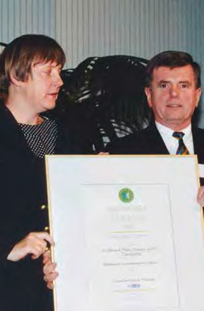 1996 bekam der Geschäftsführer Gerhard Brenner Besuch von Angela Merkel, damals noch Umweltministerin. Mann+Hummel bekam den „Umweltschutzpreis für die deutsche Industrie“ verliehen.