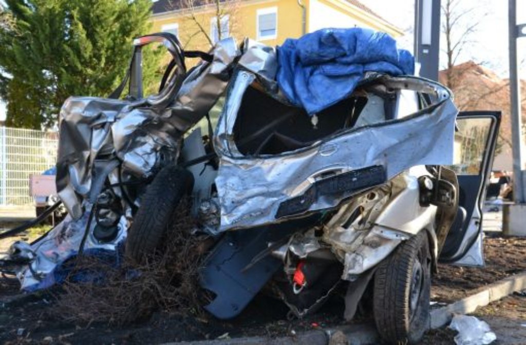 29-Jährige bei Autounfall im badischen Waghäusel getötet. Eine 46-Jährige war der Frau sehr schnell von hinten ins Auto gefahren. Die 29-Jährige schleuderte mit ihrem Wagen gegen einen Baum.