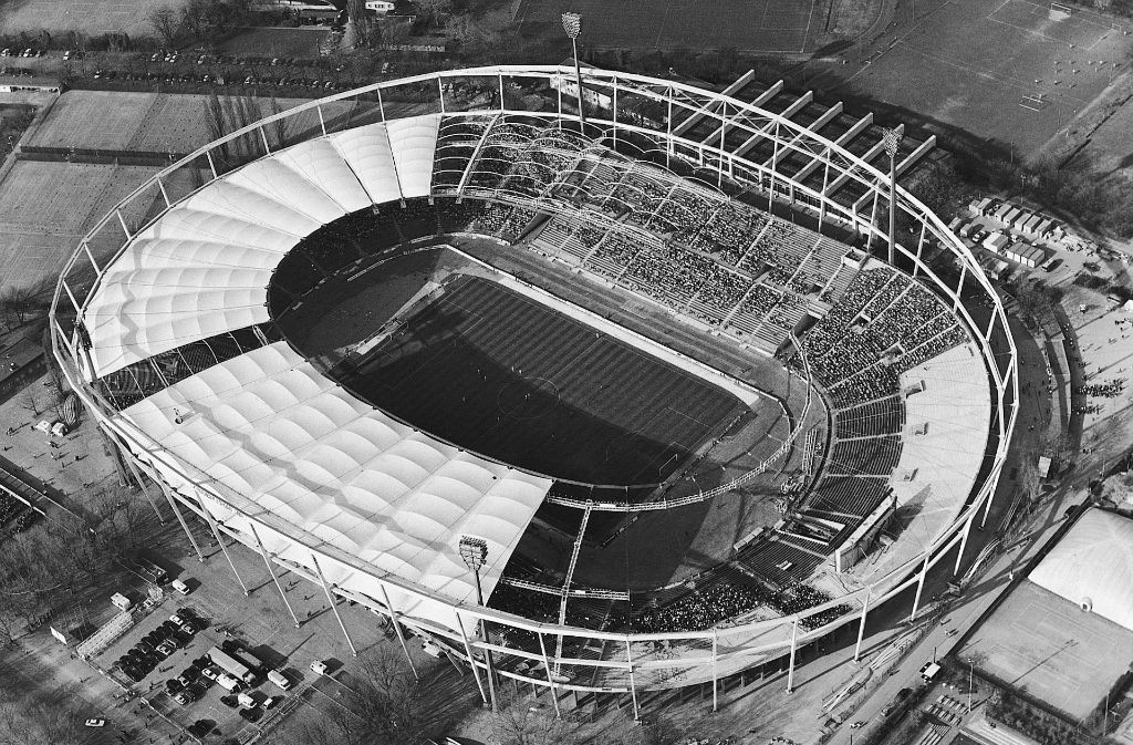 Im Rahmen der Umbauten wurde das Stadion in Gottlieb-Daimler-Stadion umbenannt.