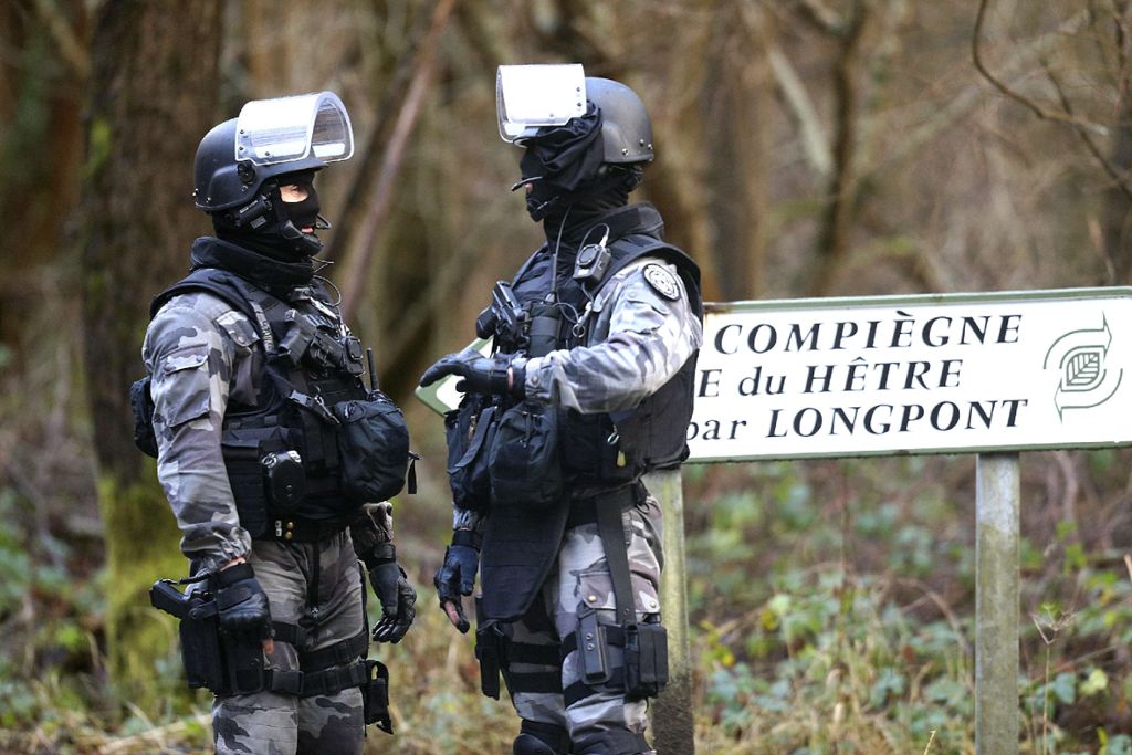 Zwei Polizisten in Corcy nahe der Gemeinde Villers-Cotterêts, wo die beiden Hauptverdächtigen am Morgen an einer Tankstelle gesichtet worden waren.