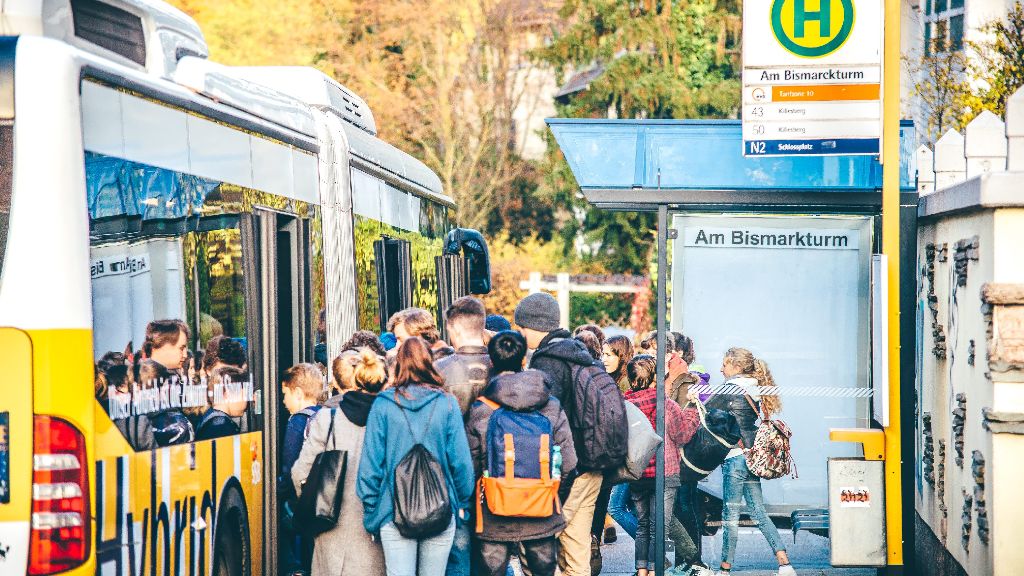 Schreibfehler: Bushaltestelle Bismarkturm: Liebe Schulkinder, nicht hingucken!