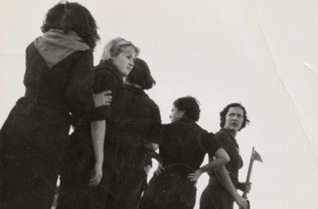 Gerda Taro: "Republikanische Milizionärinnen beim Training am Strand", in der Nähe con Barcelona, August 1936, Gelatinesilberabzug
