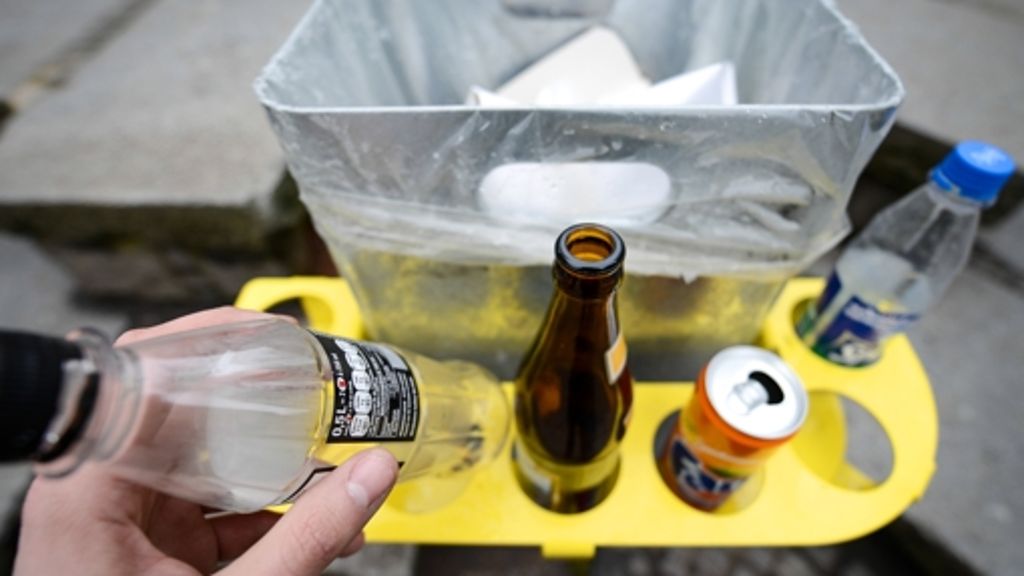 Flaschensammeln in Stuttgart: Neun Mülleimer erhalten Pfandringe