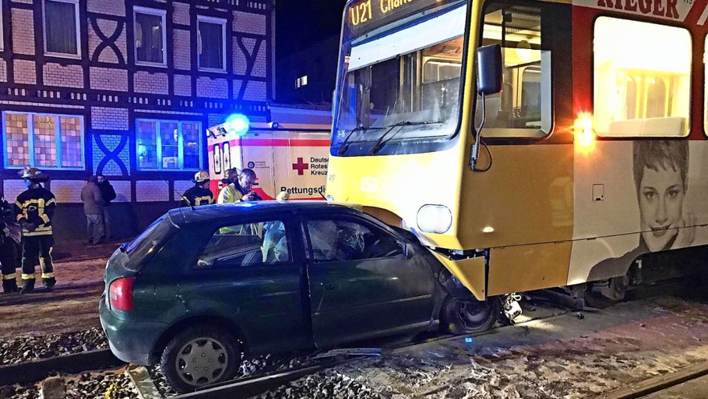 Stadtbahnunfall in Stuttgart-Süd: Auto prallt frontal gegen Stadtbahn