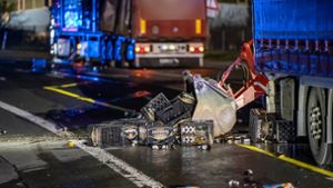 Göppingen: Lastwagen verliert Bierkisten auf Bundesstraße