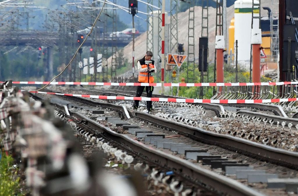 Laut Deutscher Bahn hat die Absenkung mit Tunnelarbeiten zu tun.