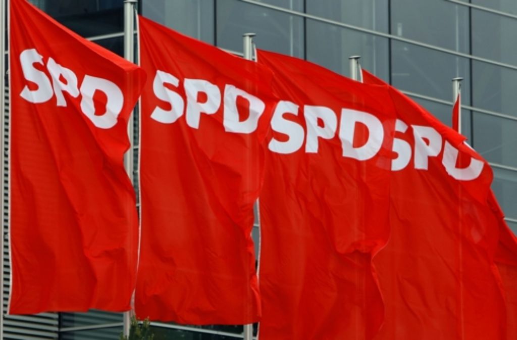 1979 tritt sie in die SPD ein und ist aktive Juso im Unterbezirk Recklinghausen. 1992 gibt sie ihre Parteizugehörigkeit wegen inhaltlicher Unstimmigkeiten wieder auf, tritt allerdings 1999 wieder in die Partei ein. Seit 2012 ist Gabriele Warminski-Leitheußer Mitglied im Landesvorstand der SPD Baden-Württemberg.