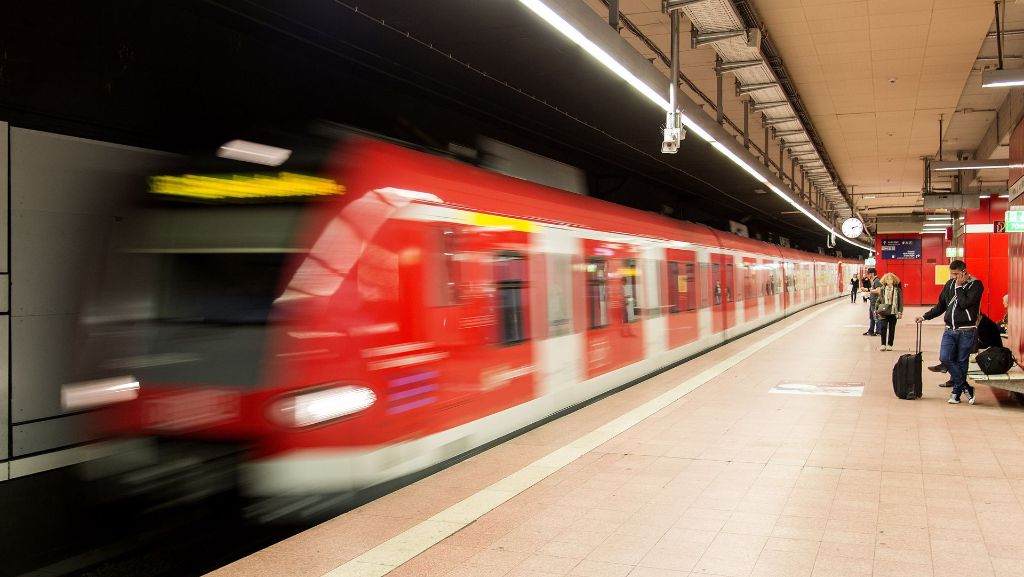 Stuttgart: Frau in S-Bahn sexuell belästigt