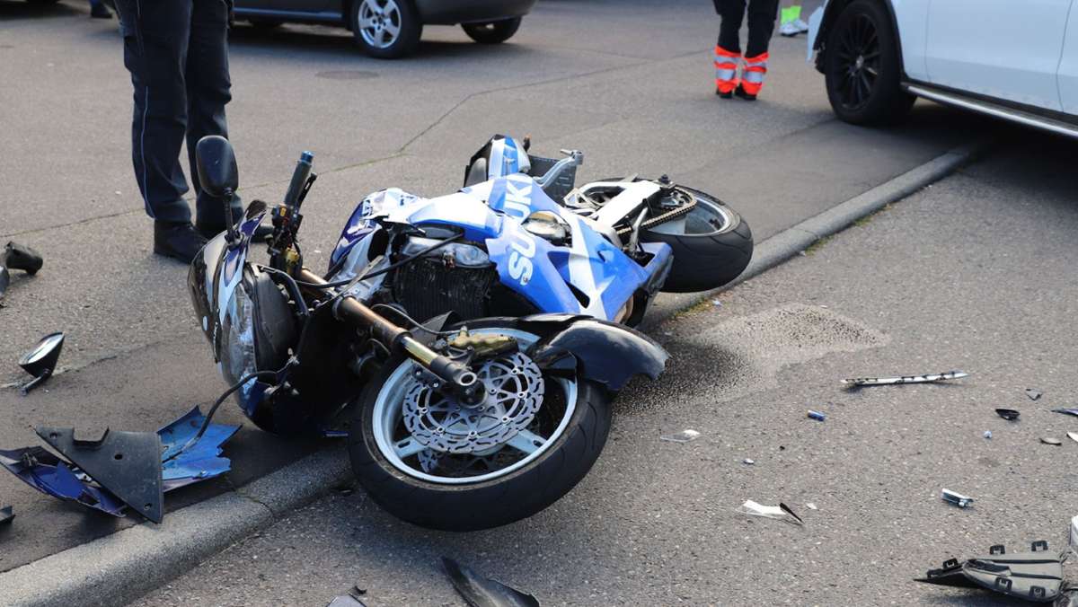Unfall in Holzmaden: Motorradfahrer nach Zusammenstoß mit Auto verletzt