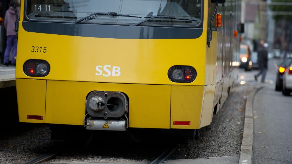 Unfall in Stuttgart-Heslach: Stadtbahn kracht in Rettungswagen