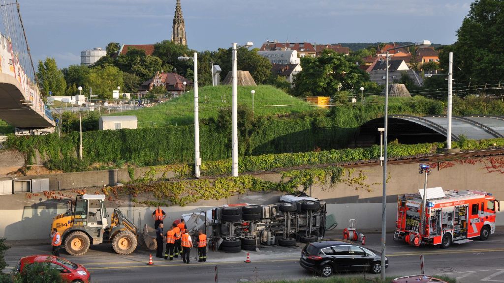 Unfall in Stuttgart-Ost: Betonmischer vor Schwanenplatztunnel umgekippt