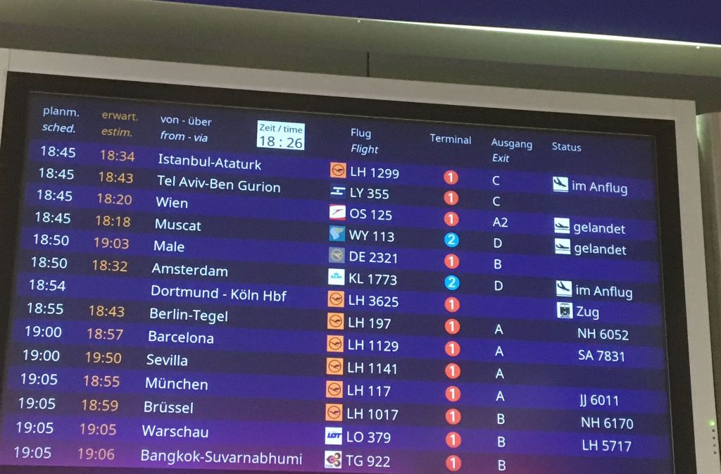 Warten auf den Flug aus Istanbul, der Pouya zurück nach Deutschland bringt.