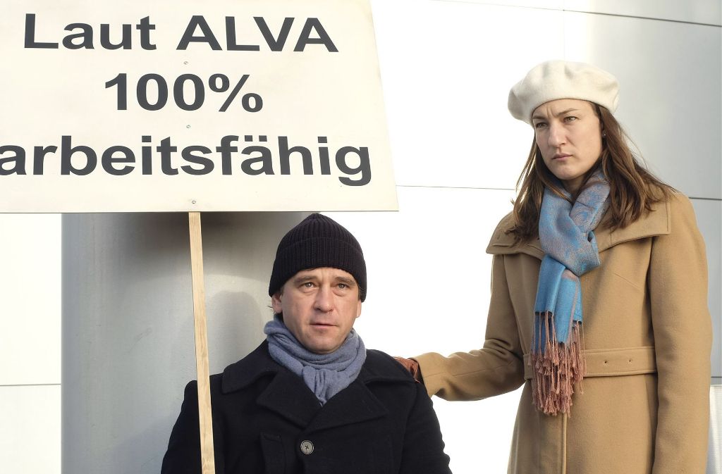 Harald Böhlert (Peter Schneider), Ines Böhlert (Marie Leuenberger): Das Ehepaar Böhlert demonstriert vor der Versicherungsfirma ALVA.