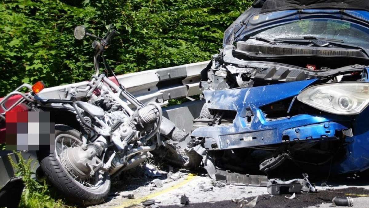 Unfall bei Münsingen: Motorradfahrer prallt gegen Auto – zwei Menschen sterben