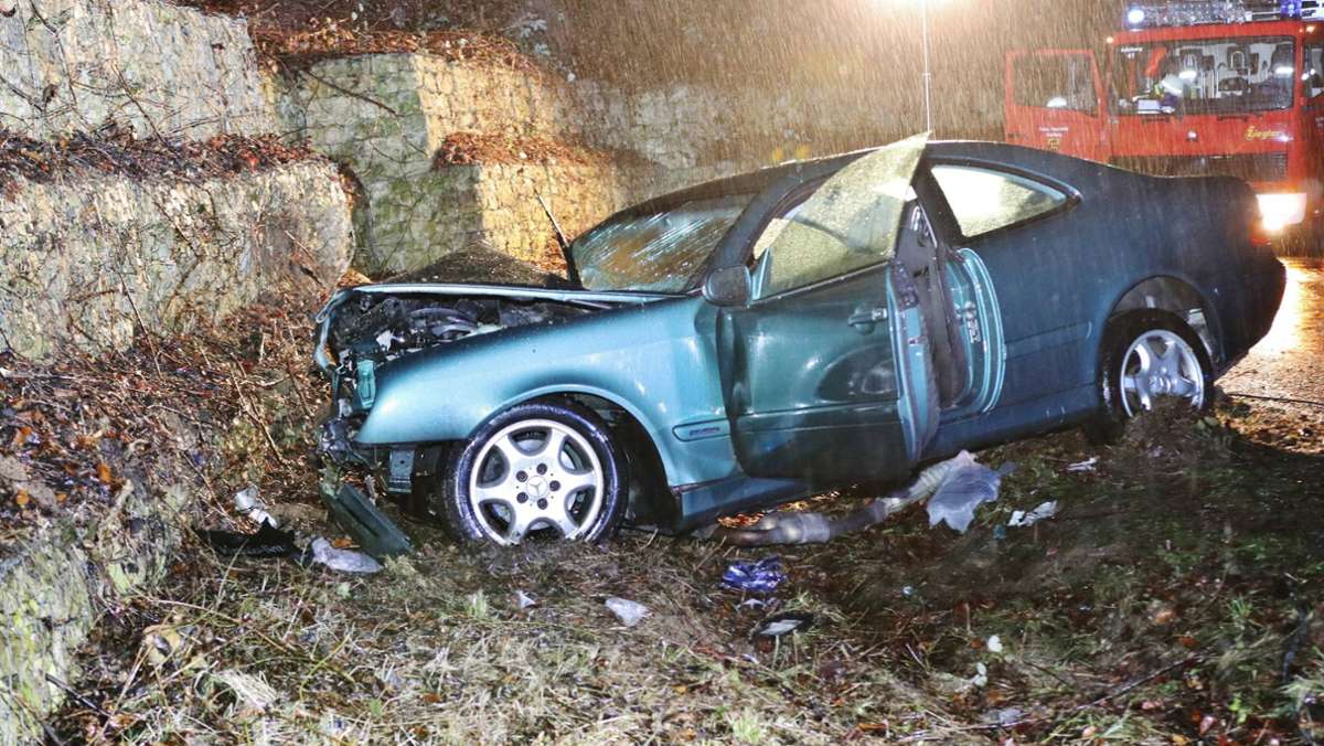 Unfall im Kreis Göppingen: Mit Auto gegen Mauer gekracht – 23-Jähriger schwer verletzt