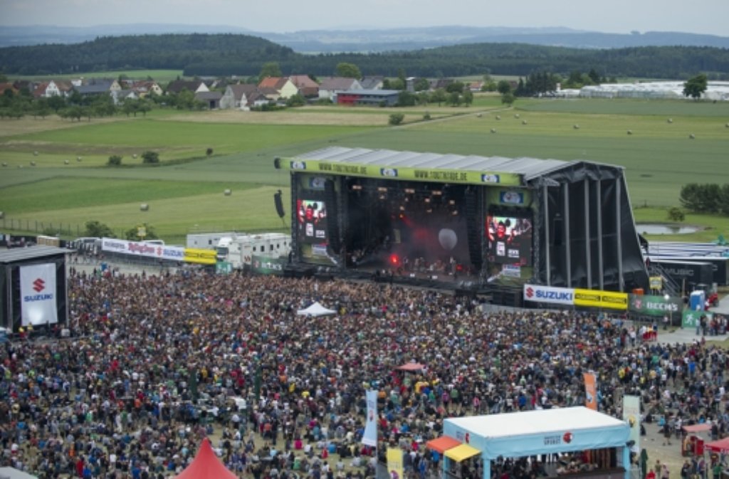 Mehr als 60.000 Besucher sind auf dem Festivalgelände auf dem ehemaligen Militärflughafen in Neuhausen ob Eck.