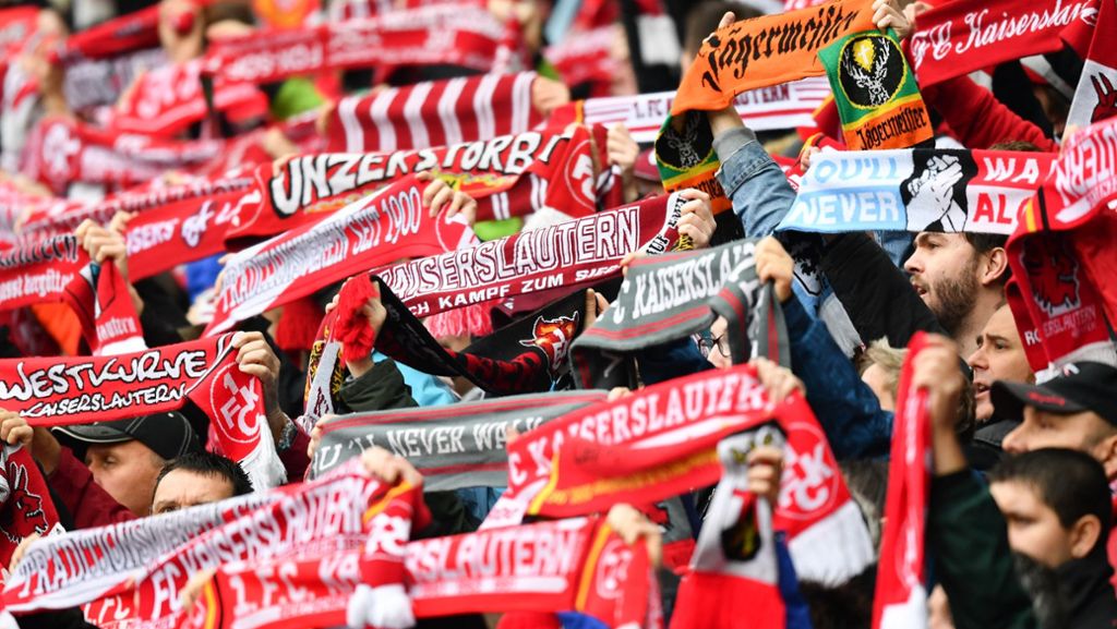 Nach Niederlage: Wütende Kaiserslautern-Fans werfen Stöcke und Stangen auf Spieler