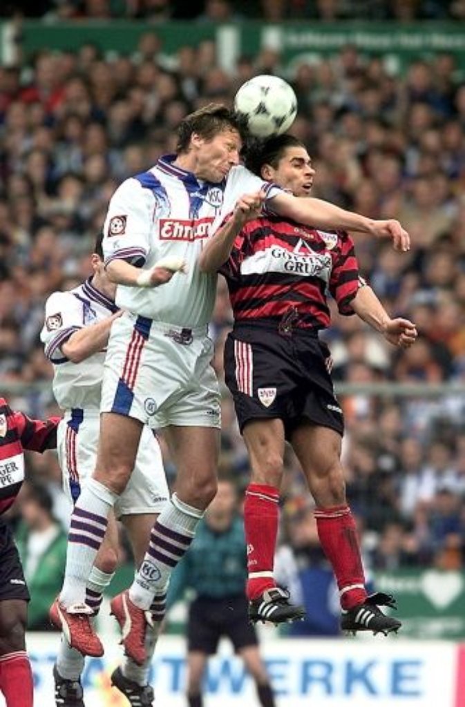 ... nicht verhindern. Buchwald (links, im Duell mit VfB-Spieler Martin Spanring) beendete nach der Saison 1998/99 seine Karriere als aktiver Fußballprofi und startete zugleich seine Laufbahn abseits des Rasens – als ...
