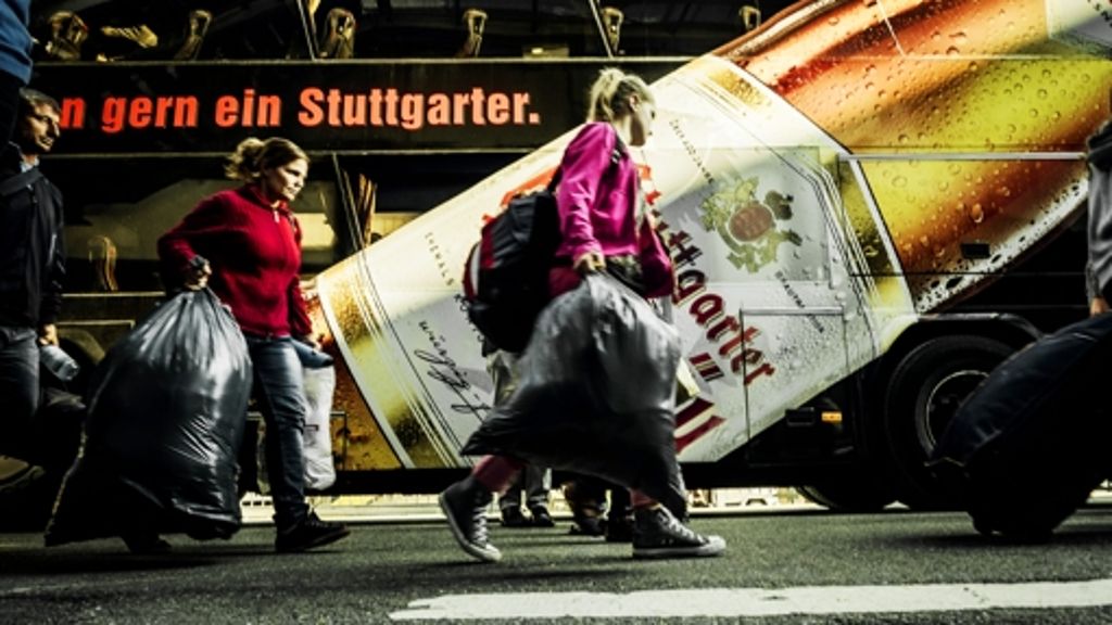 Notunterkunft an der Stuttgarter Schleyerhalle: Die Odyssee der Flüchtlinge geht weiter