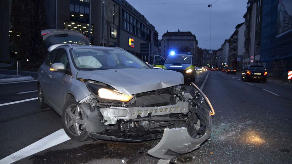Stuttgart-Süd: Unfall fordert vier Verletzte und hohen Schaden