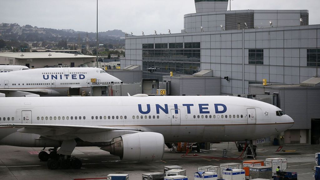 Skandal bei United Airlines: Passagier gewaltsam aus überbuchtem Flugzeug gezerrt