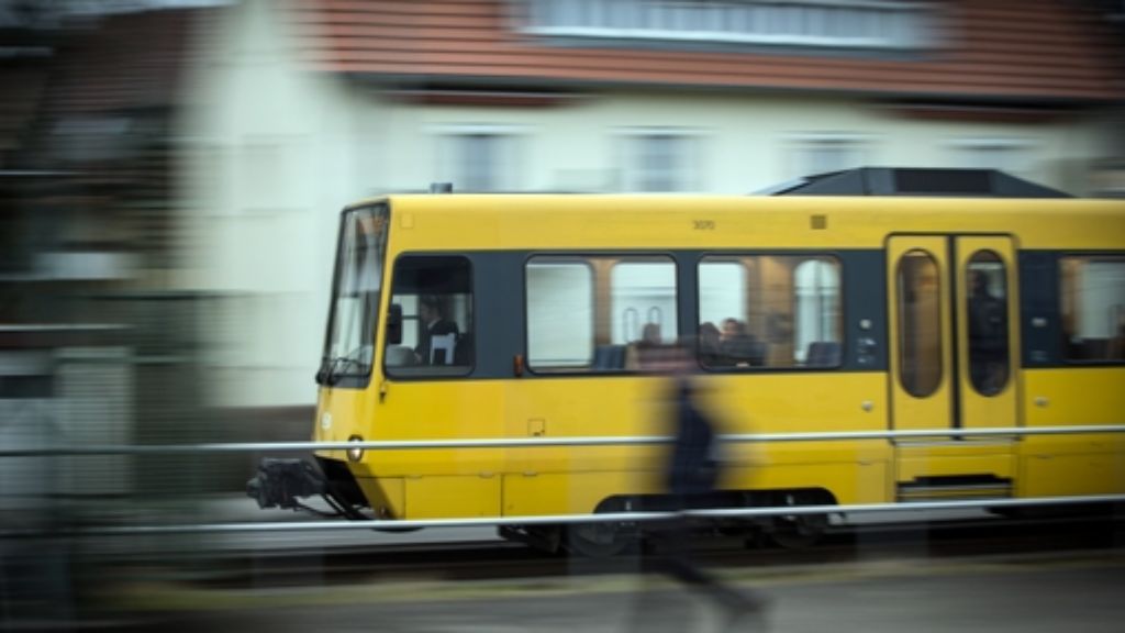 Stadtbahnverkehr in Stuttgart: Auto prallt gegen Bahn