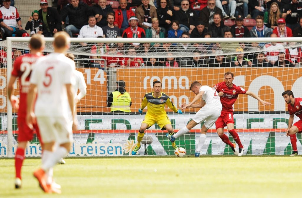 Alfred Finnbogason schießt das 1:0 für den FC Augsburg.
