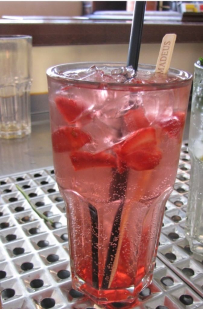 Eine Rhabarber-Schorle (4 Euro) ist im Amadeus der alkoholfreie Sommerdrink des Jahres. Zutaten: 2 geviertelte Erdbeeren, Rhabarber-Nektar (0,35 cl), Erdbeersirup (1 cl) und Soda.