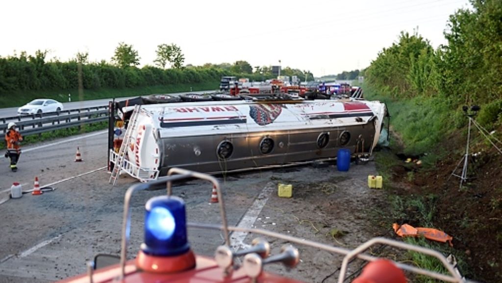 A8 bei Wendlingen: Tanklaster-Unfall sorgt für Chaos