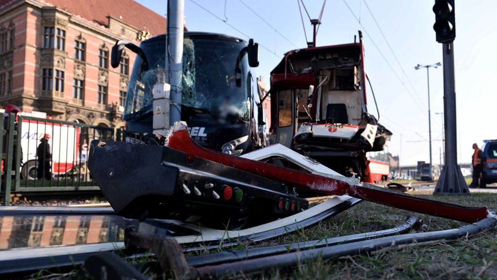 Mehrere Verletzte in Danzig: Reisebus aus Baden-Württemberg kollidiert mit Straßenbahn