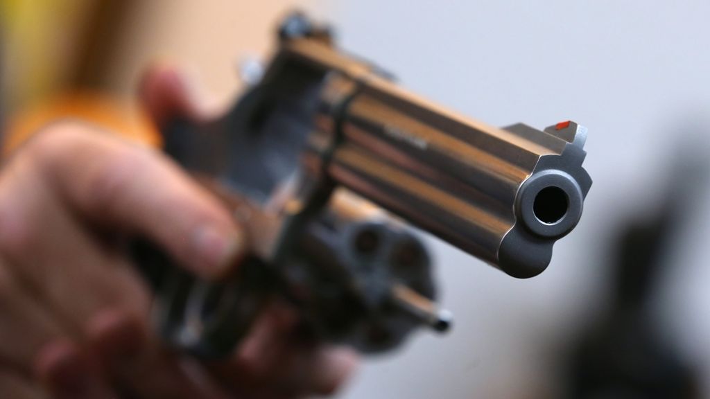 Mannheim: Mann findet Revolver – und verletzt sich damit