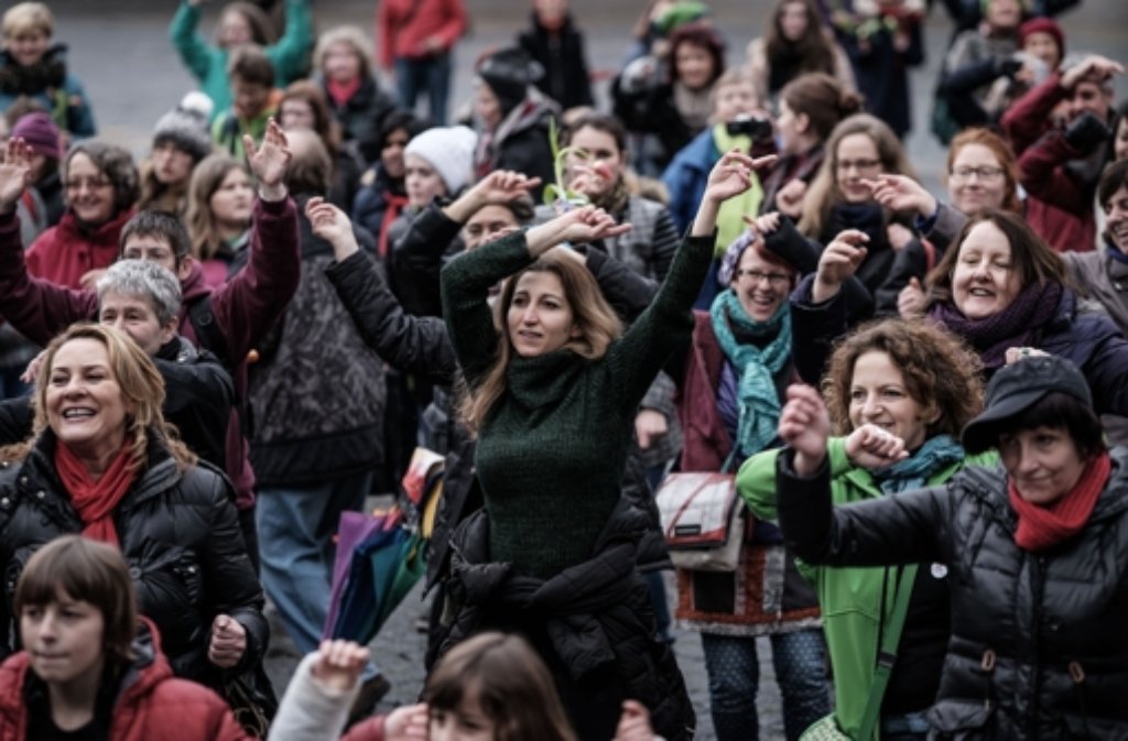 In Stuttgart versammelten sich nach Veranstalterangaben mehr als 200 Frauen und Männer auf dem Marktplatz, um gemeinsam zu tanzen.