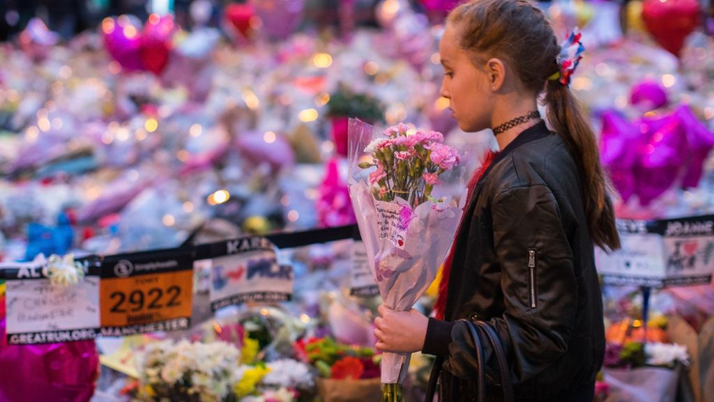 Eine Woche nach Manchester-Anschlag: Hunderte Briten nehmen an Mahnwache teil