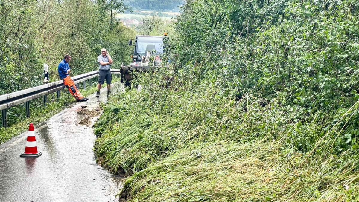 Unwetter in Kirchheim : Zwei Steigen nach Hangrutsch gesperrt