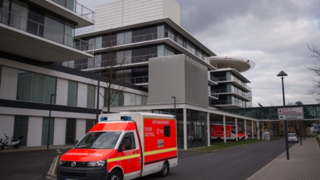 Blaulicht aus der Region Stuttgart: 8. April: Betrunkener stürzt vom Balkon