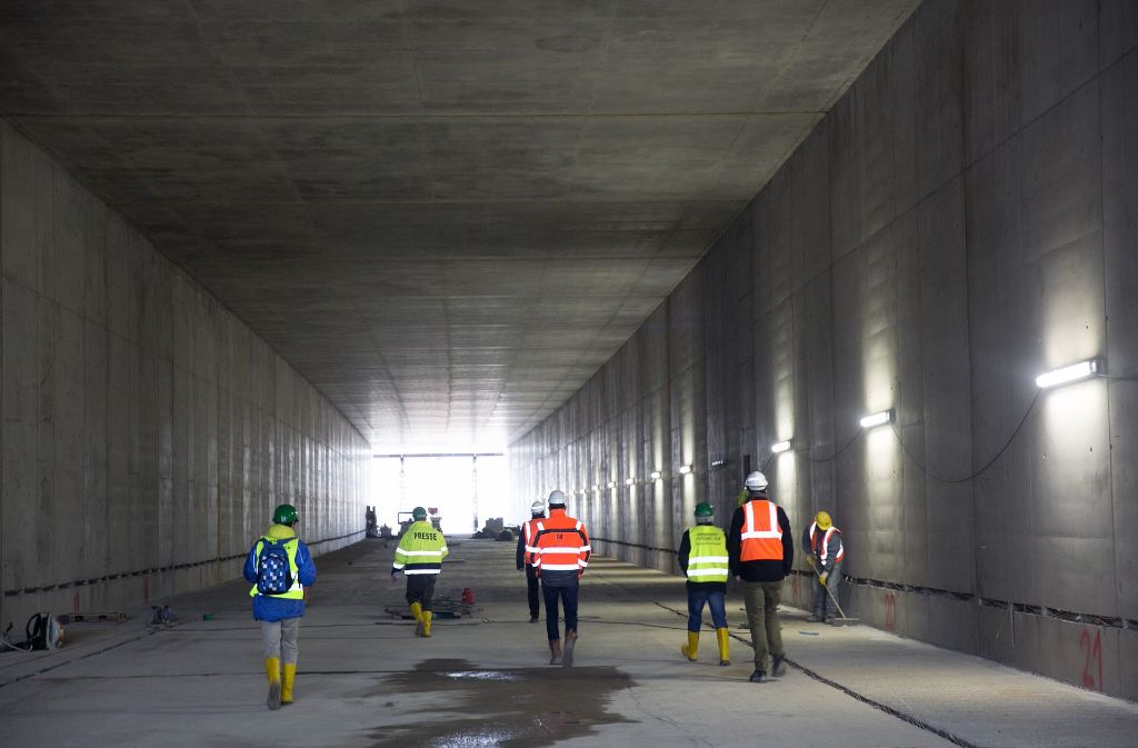 Die lichte Höhe in der 12,30 Meter breiten, in offener Bauweise quadratisch ausgelegten Tunnelröhre beträgt 7,70 Meter.