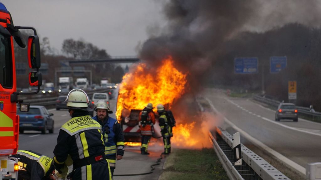 A8 bei Wendlingen: Transporter geht in Flammen auf