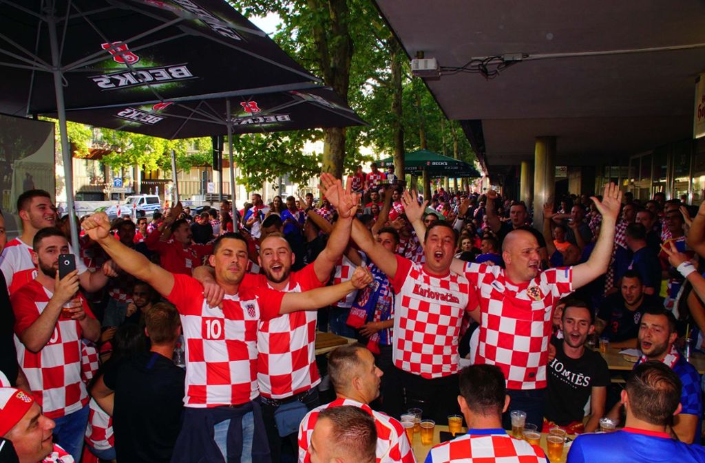 Zahlreiche Kroaten haben sich am Mittwoch wieder an der Theodor-Heuss-Straße versammelt.